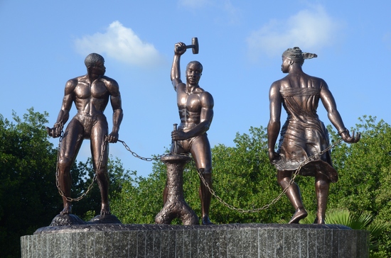 Statuerne blev rejst på kysten, hvor i 1795 oprørslederen Tula blev henrettet. Foto: curavilla.wordpress.com